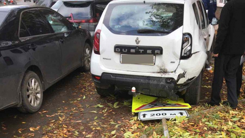 ДТП на Варенцевой: «Рено» столкнулся с «Субару» и налетел на дорожный знак ДТП на Варенцевой: «Рено» столкнулся с «Субару» и налетел на дорожный знак