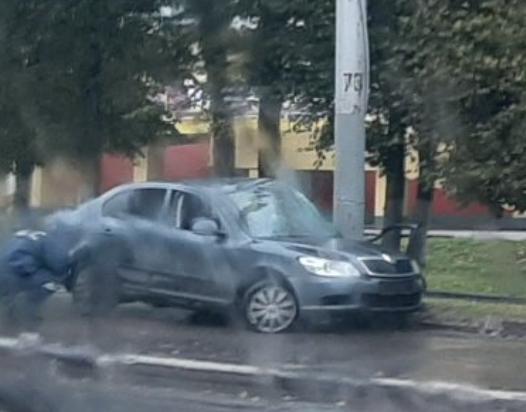 ДТП на проспекте Ленина: иномарка врезалась в столб у дороги ДТП на проспекте Ленина: иномарка врезалась в столб у дороги