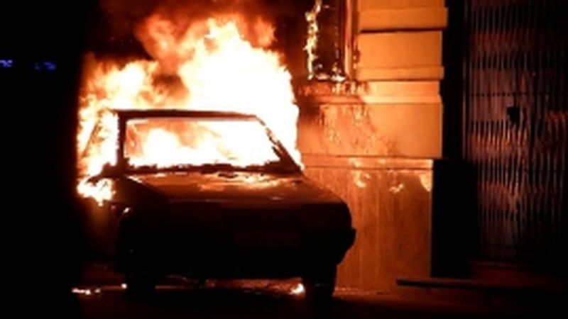 На улице Лежневской ночью загорелся автомобиль На улице Лежневской ночью загорелся автомобиль