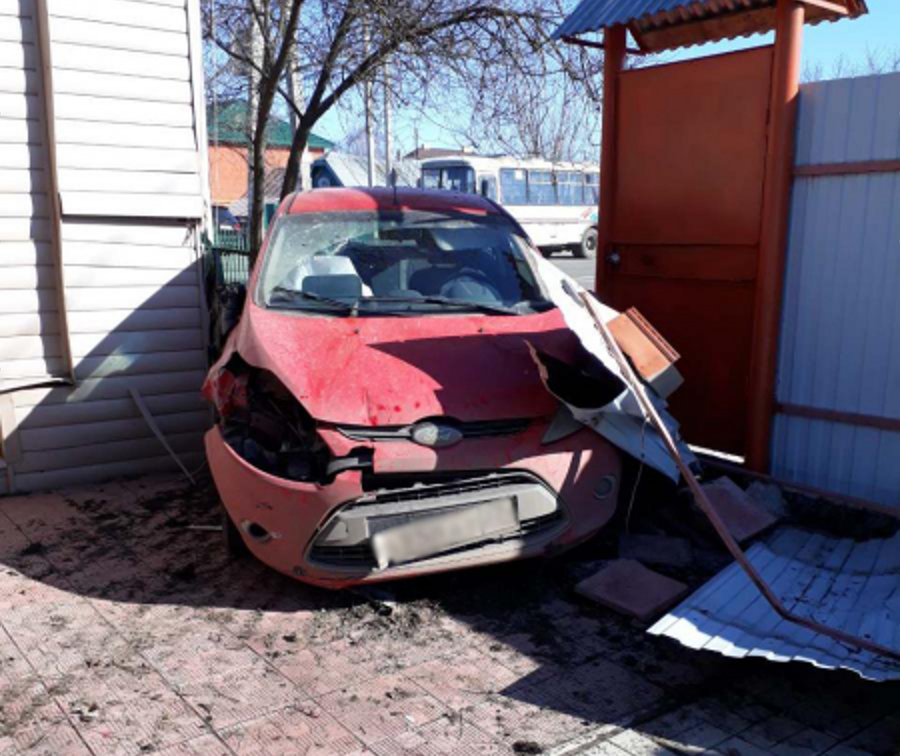 Автоледи врезалась в частный дом из-за автобуса без поворотников Автоледи врезалась в частный дом из-за автобуса без поворотников