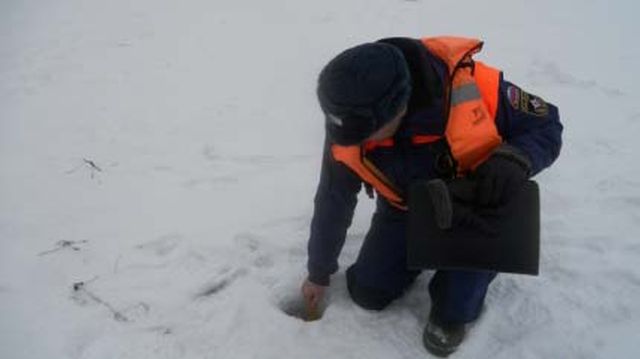 Какая толщина льда на реках: МЧС просит не выходить на зимнюю рыбалку Какая толщина льда на реках: МЧС просит не выходить на зимнюю рыбалку