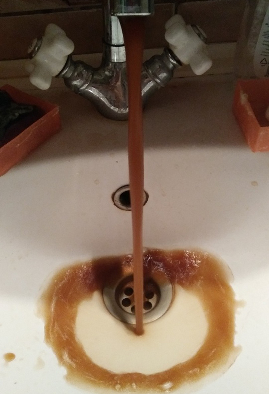 Грязная вода на Строителей: рыжая жидкость текла и в Московском микрорайоне Грязная вода на Строителей: рыжая жидкость текла и в Московском микрорайоне