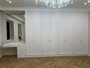Изготовление распашных шкафов на заказ: индивидуальный подход и безупречное качество