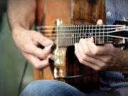 Как самостоятельно освоить аккорды на песни Виктора Цоя?